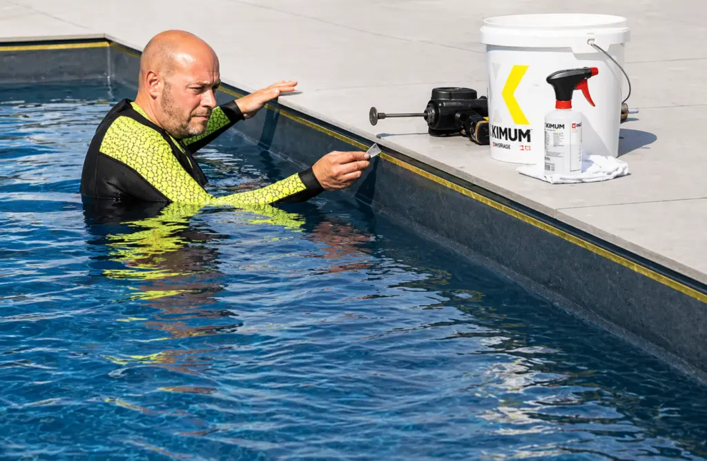 Fugenarbeiten am Pool Aargau